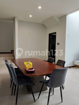 House for rent in Jakarta, Indonesia · Menteng · 5 rooms, 4 baths