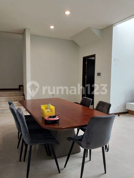 House for rent in Jakarta, Indonesia · Menteng · 5 rooms, 4 baths