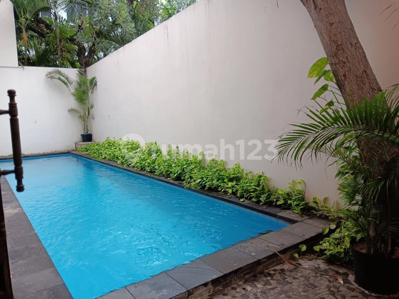 House for rent in Surabaya, Indonesia · 4 rooms, 4 baths