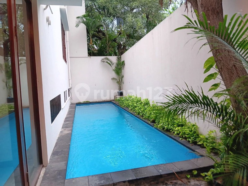 House for rent in Surabaya, Indonesia · 4 rooms, 4 baths