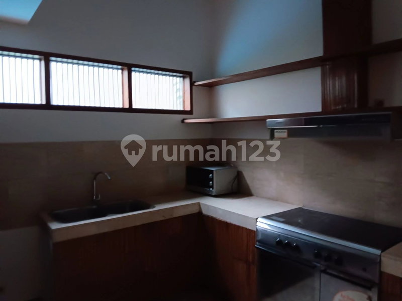 House for rent in Surabaya, Indonesia · 4 rooms, 4 baths