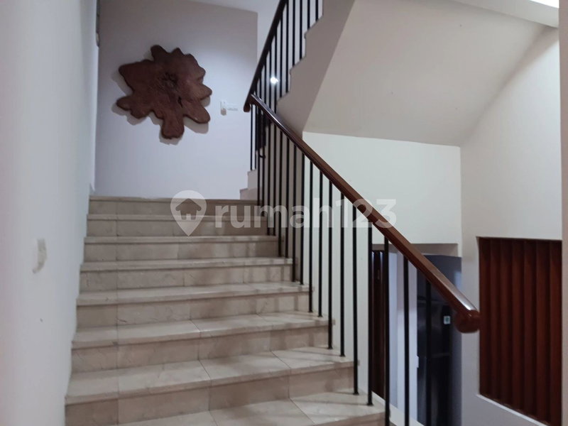 House for rent in Surabaya, Indonesia · 4 rooms, 4 baths