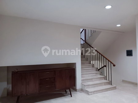 House for rent in Surabaya, Indonesia · 4 rooms, 4 baths