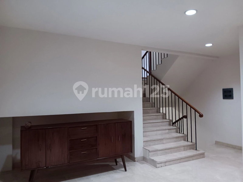 House for rent in Surabaya, Indonesia · 4 rooms, 4 baths