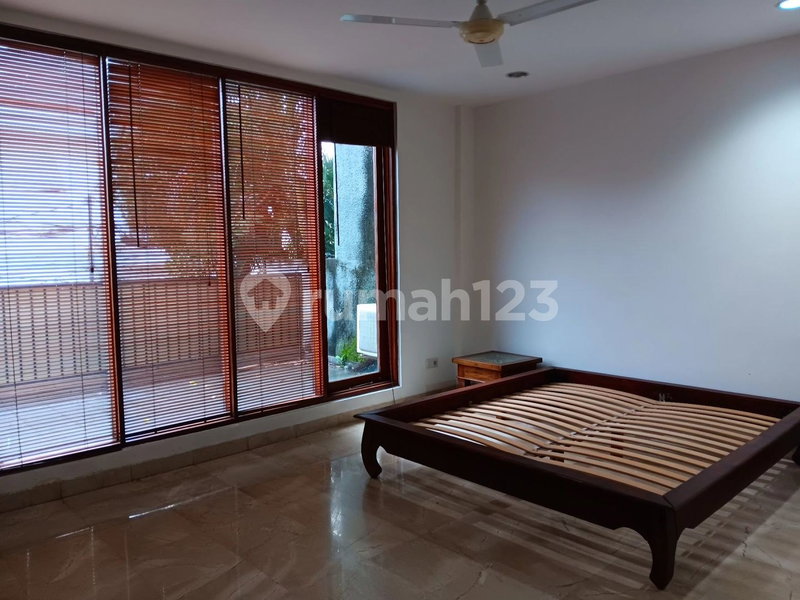 House for rent in Surabaya, Indonesia · 4 rooms, 4 baths