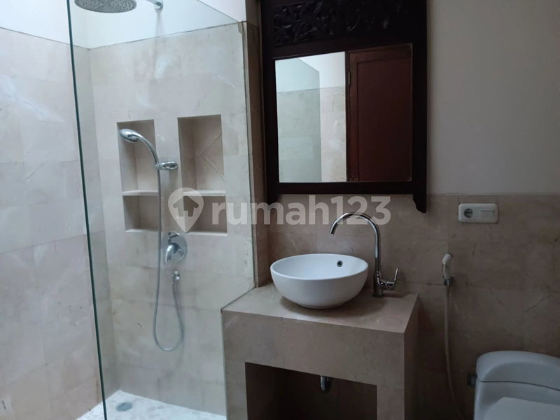 House for rent in Surabaya, Indonesia · 4 rooms, 4 baths
