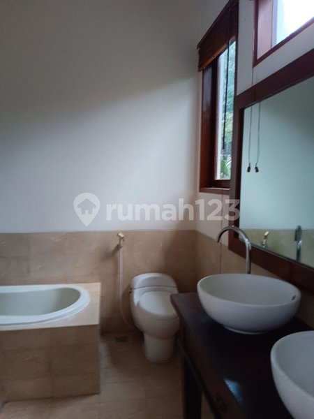 House for rent in Surabaya, Indonesia · 4 rooms, 4 baths