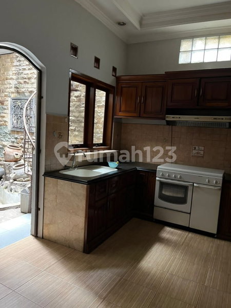 House for rent in Bandung, Indonesia · 5 rooms, 4 baths