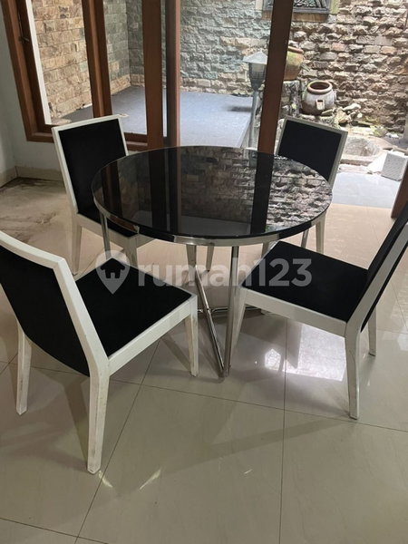 House for rent in Bandung, Indonesia · 5 rooms, 4 baths