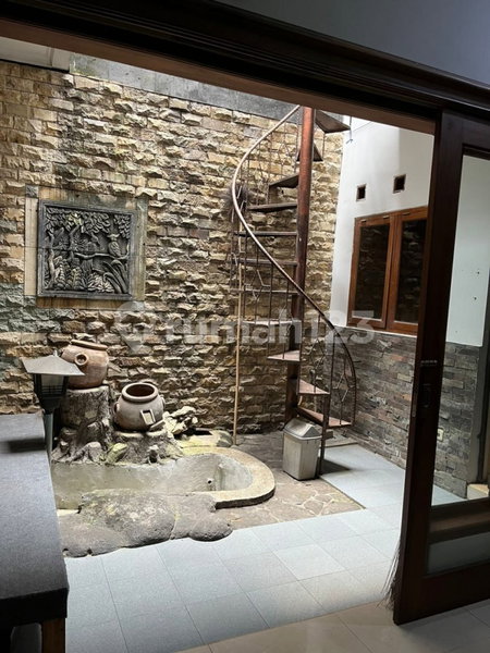 House for rent in Bandung, Indonesia · 5 rooms, 4 baths