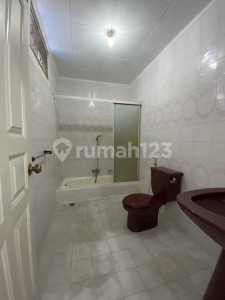 House for rent in South Jakarta, Indonesia · Kebayoran Lama · 5 rooms, 3 baths