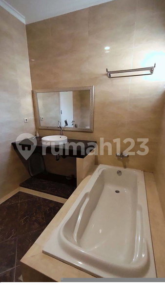 House for rent in Tangerang, Indonesia · Riding · 3 rooms, 3 baths