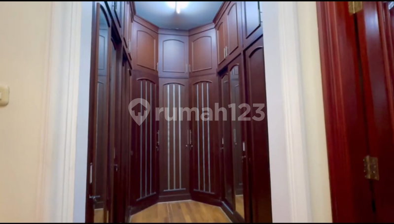 House for rent in South Jakarta, Indonesia · Kebayoran Lama · 4 rooms, 4 baths