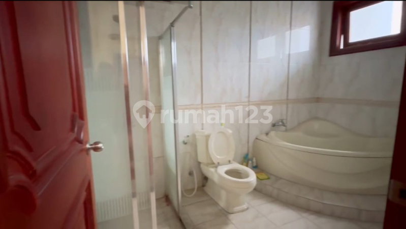 House for rent in South Jakarta, Indonesia · Kebayoran Lama · 4 rooms, 4 baths