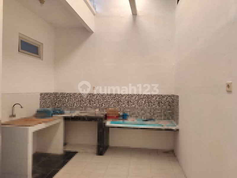 House for rent in Surabaya, Indonesia · 3 rooms, 2 baths