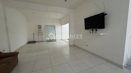 House for rent in Bandung, Indonesia · 3 rooms, 4 baths