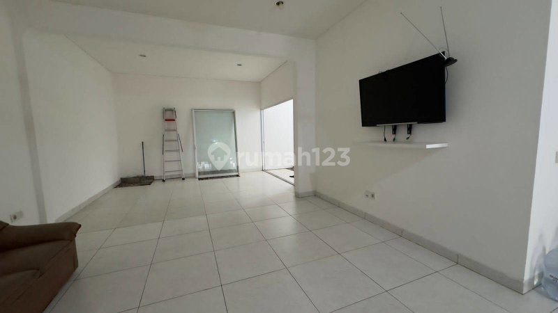 House for rent in Bandung, Indonesia · 3 rooms, 4 baths