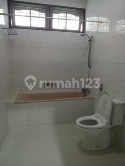 House for rent in Jakarta, Indonesia · Tebet · 5 rooms, 4 baths