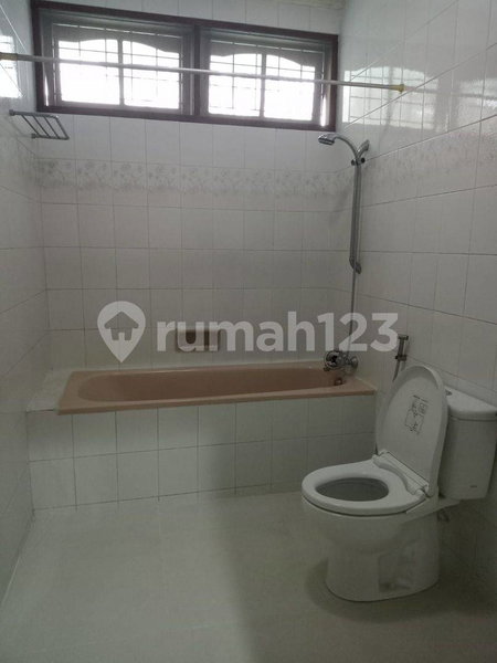 House for rent in Jakarta, Indonesia · Tebet · 5 rooms, 4 baths