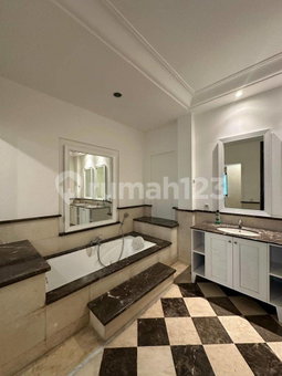 House for rent in Jakarta, Indonesia · Menteng · 5 rooms, 4 baths