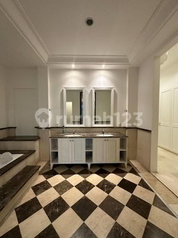 House for rent in Jakarta, Indonesia · Menteng · 5 rooms, 4 baths