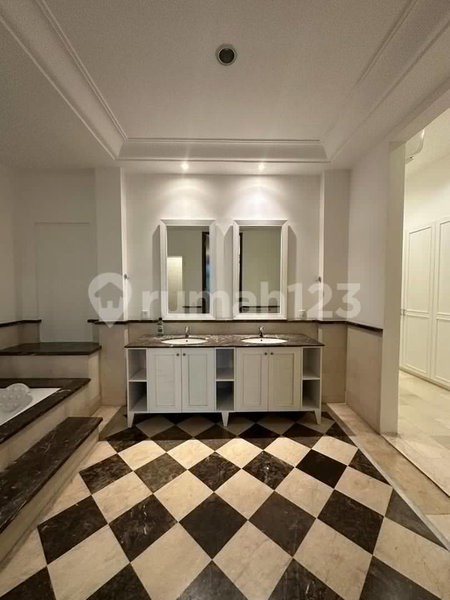 House for rent in Jakarta, Indonesia · Menteng · 5 rooms, 4 baths