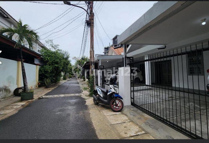House for rent in Jakarta, Indonesia · Palmerah · 5 rooms, 3 baths