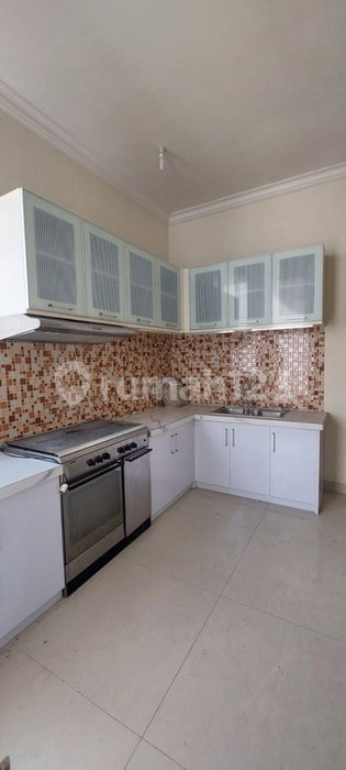 House for rent in Surabaya, Indonesia · 4 rooms, 4 baths