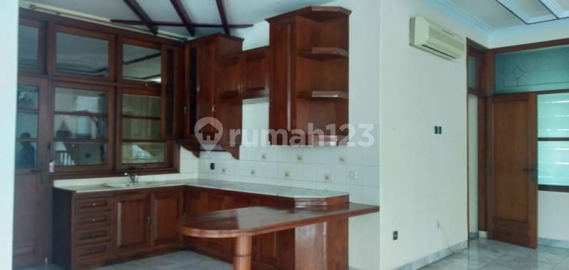 House for rent in South Jakarta, Indonesia · Kebayoran Lama · 6 rooms, 4 baths