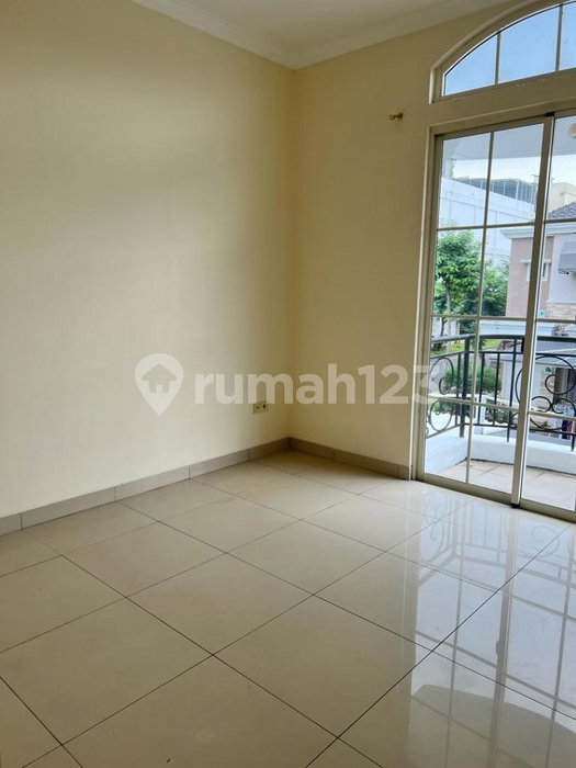 House for rent in Jakarta, Indonesia · Menteng · 3 rooms, 4 baths