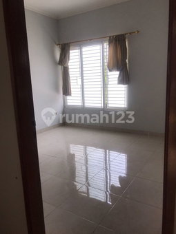 House for rent in North Jakarta, Indonesia · Pluit · 3 rooms, 2 baths