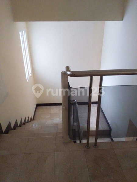 House for rent in South Jakarta, Indonesia · Kebayoran Lama · 4 rooms, 4 baths