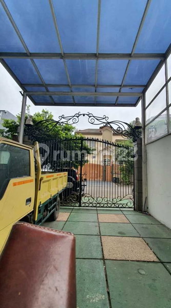 House for rent in Bandung, Indonesia · 4 rooms, 5 baths