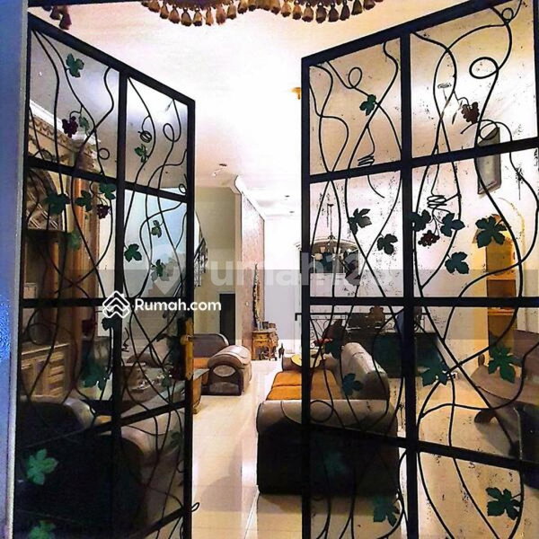 House for rent in Bandung, Indonesia · 4 rooms, 5 baths