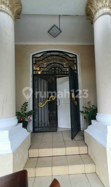 House for rent in Bandung, Indonesia · 4 rooms, 5 baths