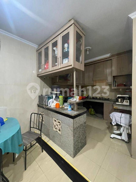 House for rent in Jakarta, Indonesia · Palmerah · 5 rooms, 4 baths