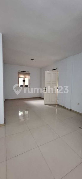 House for rent in Tangerang, Indonesia · Riding · 5 rooms, 4 baths