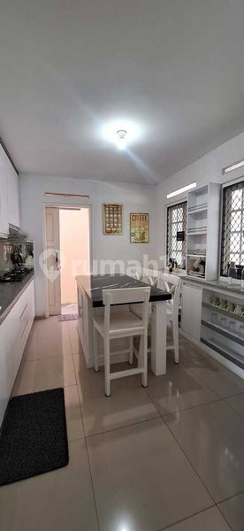 House for rent in Tangerang, Indonesia · Riding · 5 rooms, 4 baths