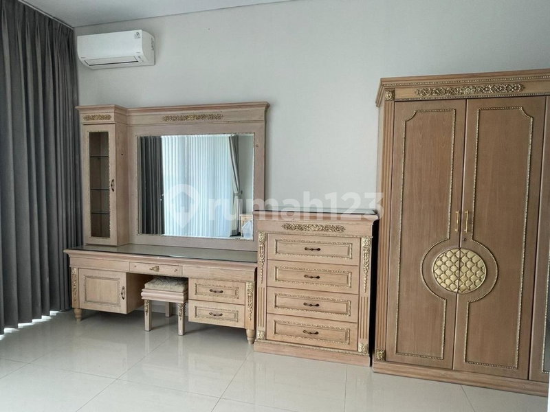 House for rent in Tangerang, Indonesia · Riding · 6 rooms, 5 baths