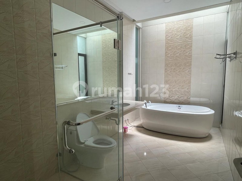 House for rent in Tangerang, Indonesia · Riding · 6 rooms, 5 baths