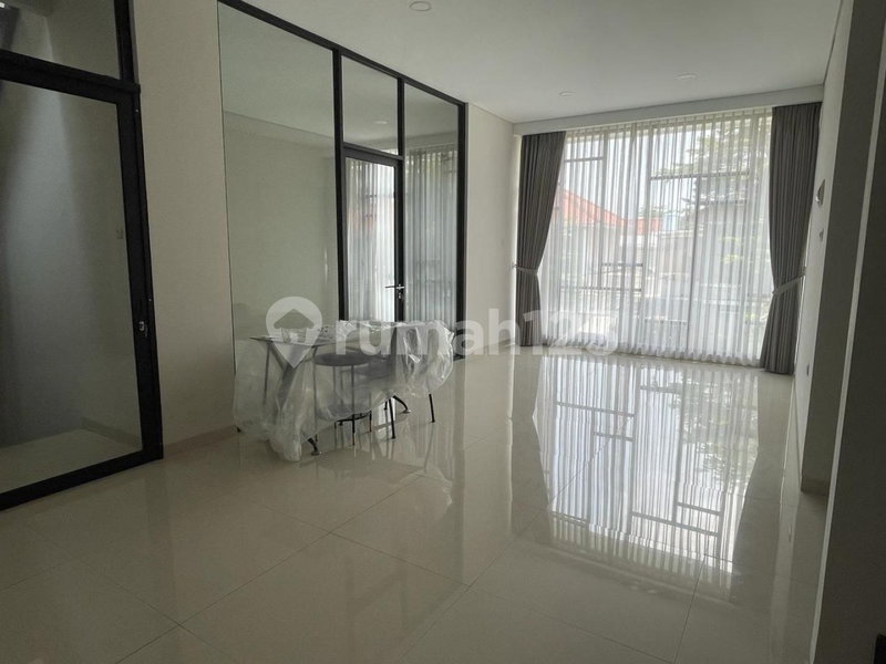 House for rent in Tangerang, Indonesia · Riding · 6 rooms, 5 baths