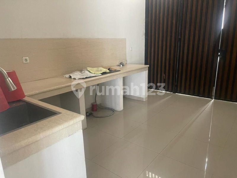 House for rent in Tangerang, Indonesia · Riding · 6 rooms, 5 baths