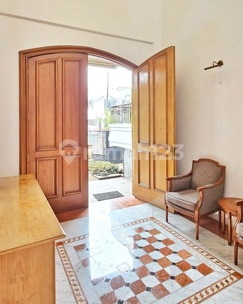 House for rent in South Jakarta, Indonesia · Kebayoran Lama · 4 rooms, 4 baths