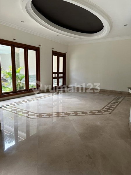 House for rent in South Jakarta, Indonesia · Kebayoran Lama · 5 rooms, 5 baths