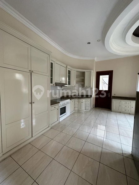 House for rent in South Jakarta, Indonesia · Kebayoran Lama · 5 rooms, 5 baths