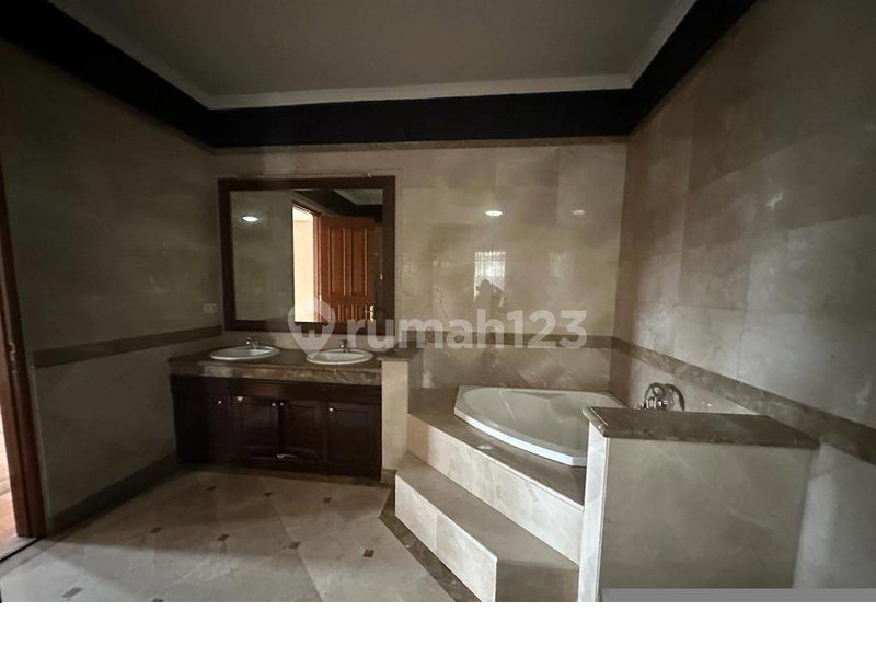 House for rent in South Jakarta, Indonesia · Kebayoran Lama · 5 rooms, 5 baths