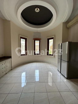House for rent in South Jakarta, Indonesia · Kebayoran Lama · 5 rooms, 5 baths