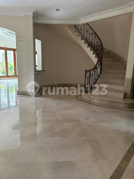 House for rent in South Jakarta, Indonesia · Kebayoran Lama · 5 rooms, 5 baths