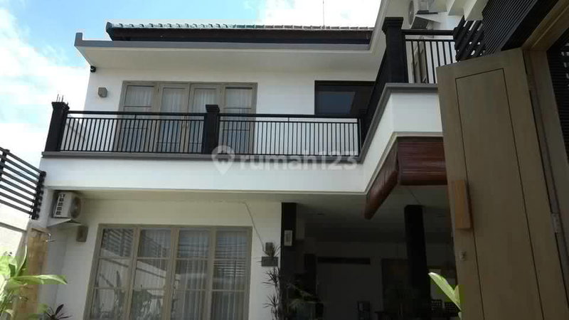 House for rent in Surabaya, Indonesia · 3 rooms, 3 baths