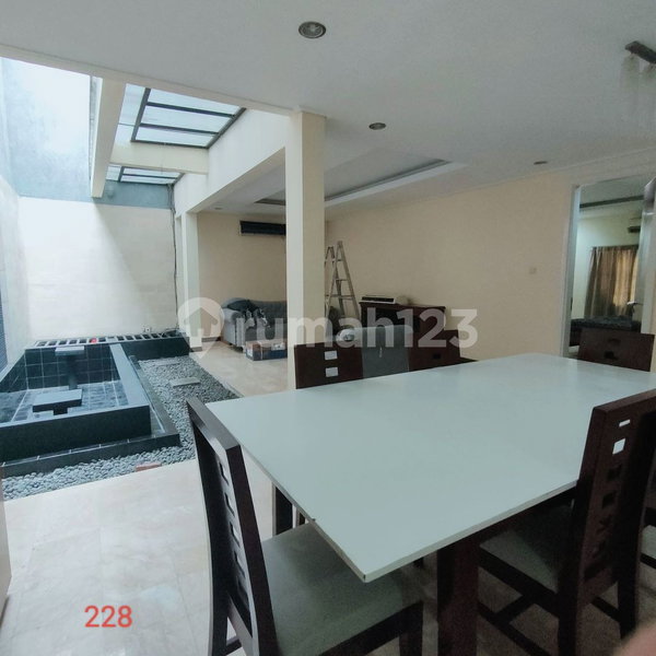 House for rent in South Jakarta, Indonesia · Kebayoran Lama · 4 rooms, 4 baths